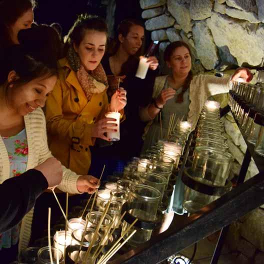 学生们在玛丽石窟点燃蜡烛